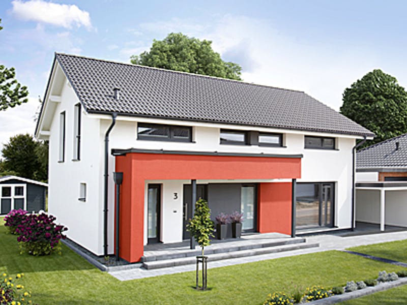 Weißes Haus mit Eingangsüberdachung in rot von Dan-Wood House