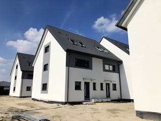 Massivhaus ALFA Reihenhaus R1 von Dennert Massivhaus - Mehrfamilien-, Reihen- & Doppelhaus, Außenansicht 2