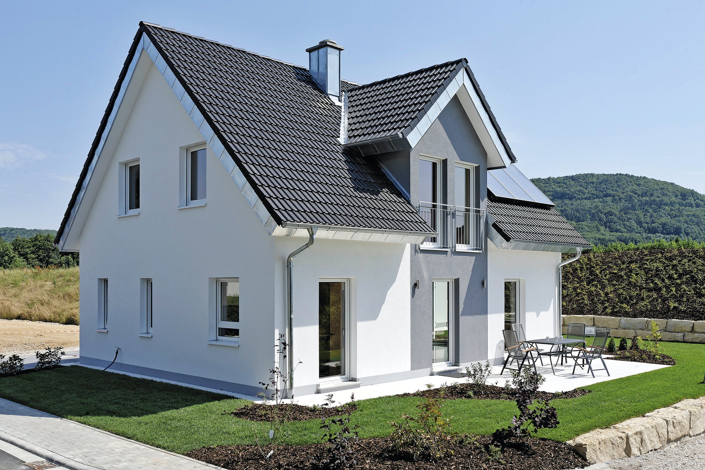 Massivhaus ICON 3+ mit Quergiebel von Dennert Massivhaus Ausbauhaus ab 218500€, Satteldach-Klassiker Außenansicht 1