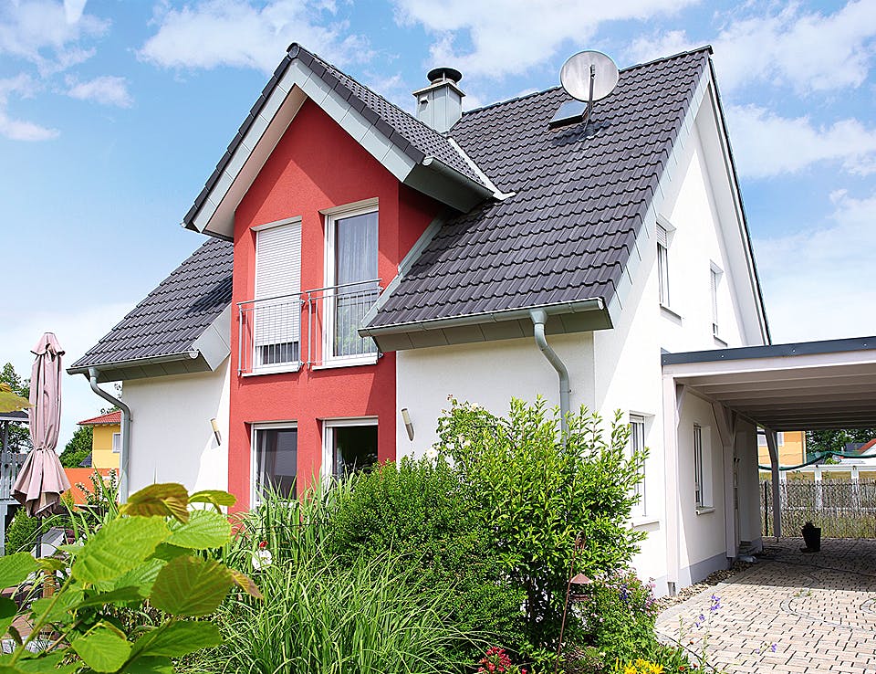 Massivhaus ICON 3 mit Quergiebel von Dennert Massivhaus Ausbauhaus ab 237200€, Satteldach-Klassiker Außenansicht 2