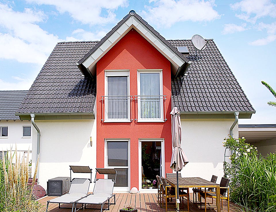 Massivhaus ICON 3 mit Quergiebel von Dennert Massivhaus Ausbauhaus ab 237200€, Satteldach-Klassiker Außenansicht 1