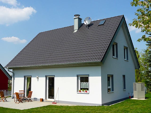 Massivhaus ICON 3+ mit Satteldach von Dennert Massivhaus Ausbauhaus ab 244300€, Satteldach-Klassiker Außenansicht 1