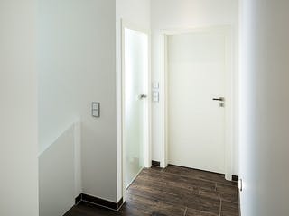 Massivhaus ICON 4 mit Satteldach von Dennert Massivhaus Ausbauhaus ab 259600€, Satteldach-Klassiker Innenansicht 1