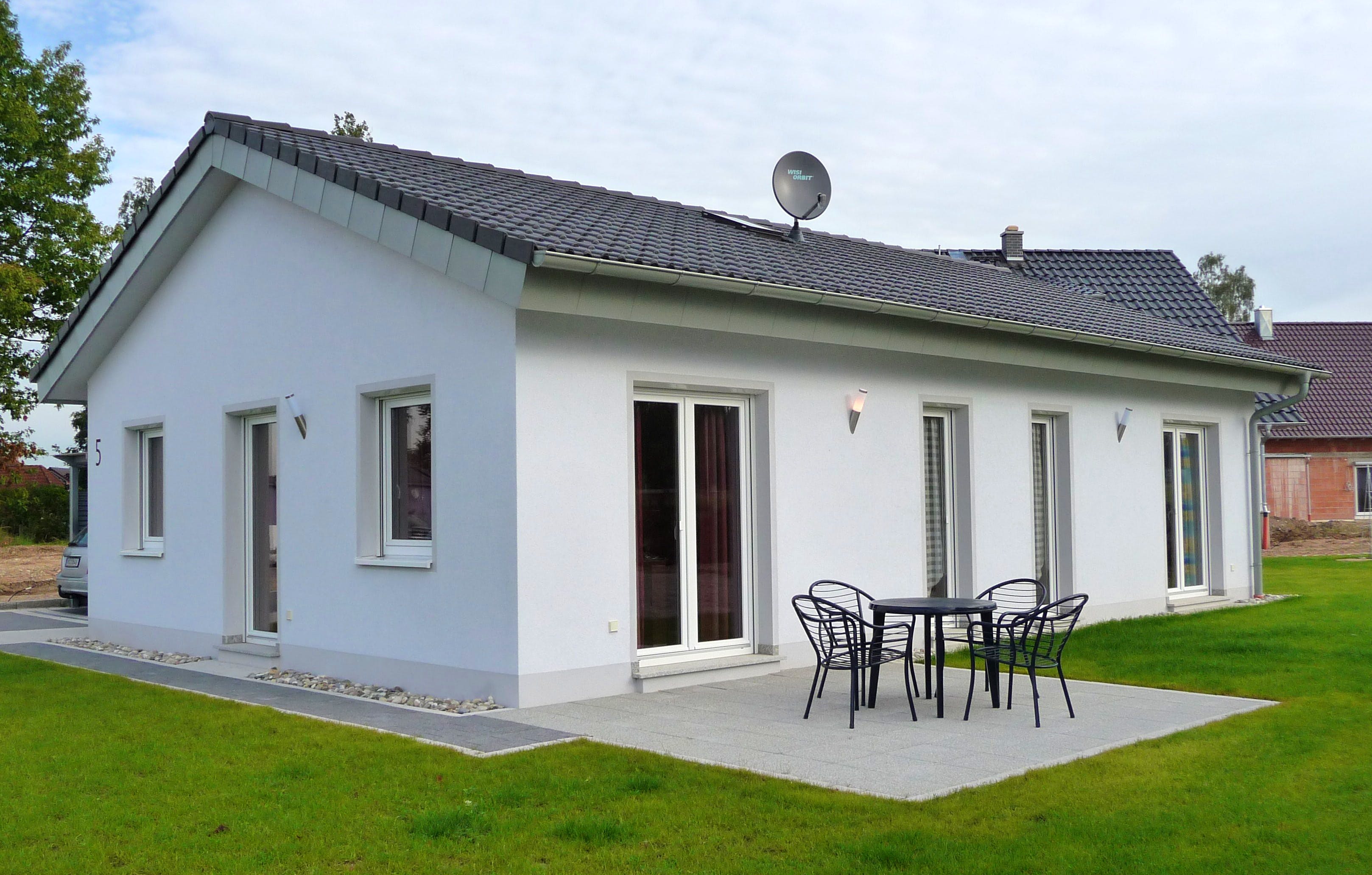 Massivhaus ICON Bungalow von Dennert Massivhaus Ausbauhaus ab 210000€, Bungalow Außenansicht 2