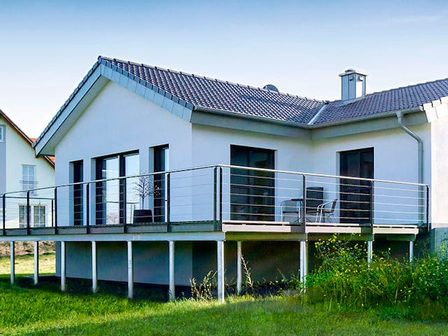 Massivhaus ICON Winkelbungalow von Dennert Massivhaus Ausbauhaus ab 270370€, Bungalow Außenansicht 2