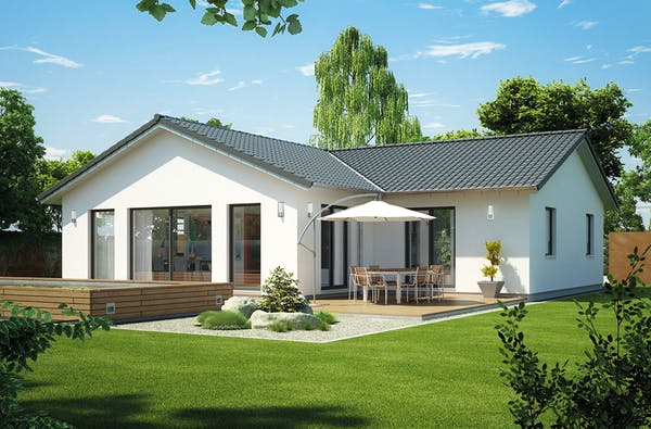 Weißer Winkelbungalow mit Terrasse und Sonnenschirm
