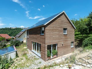 Blockhaus D112 Deininger-Bauer von Frammelsberger R. Ingenieur-Holzbau, Satteldach-Klassiker Außenansicht 1
