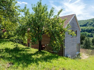 Blockhaus D112 Deininger-Bauer von Frammelsberger R. Ingenieur-Holzbau, Satteldach-Klassiker Außenansicht 2