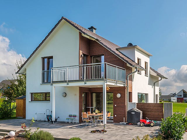 Blockhaus D140 Sinn von Frammelsberger R. Ingenieur-Holzbau, Satteldach-Klassiker Außenansicht 1