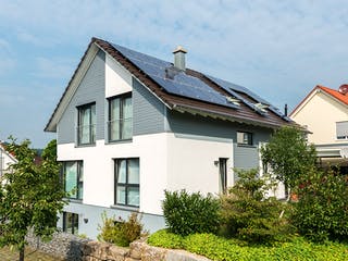 Blockhaus D176 Becker von Frammelsberger R. Ingenieur-Holzbau, Satteldach-Klassiker Außenansicht 3