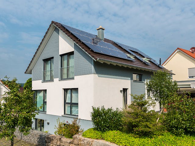 Blockhaus D176 Becker von Frammelsberger R. Ingenieur-Holzbau, Satteldach-Klassiker Außenansicht 3