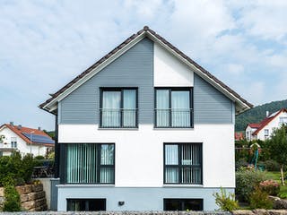 Blockhaus D176 Becker von Frammelsberger R. Ingenieur-Holzbau, Satteldach-Klassiker Außenansicht 4
