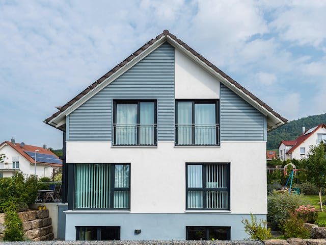 Blockhaus D176 Becker von Frammelsberger R. Ingenieur-Holzbau, Satteldach-Klassiker Außenansicht 4