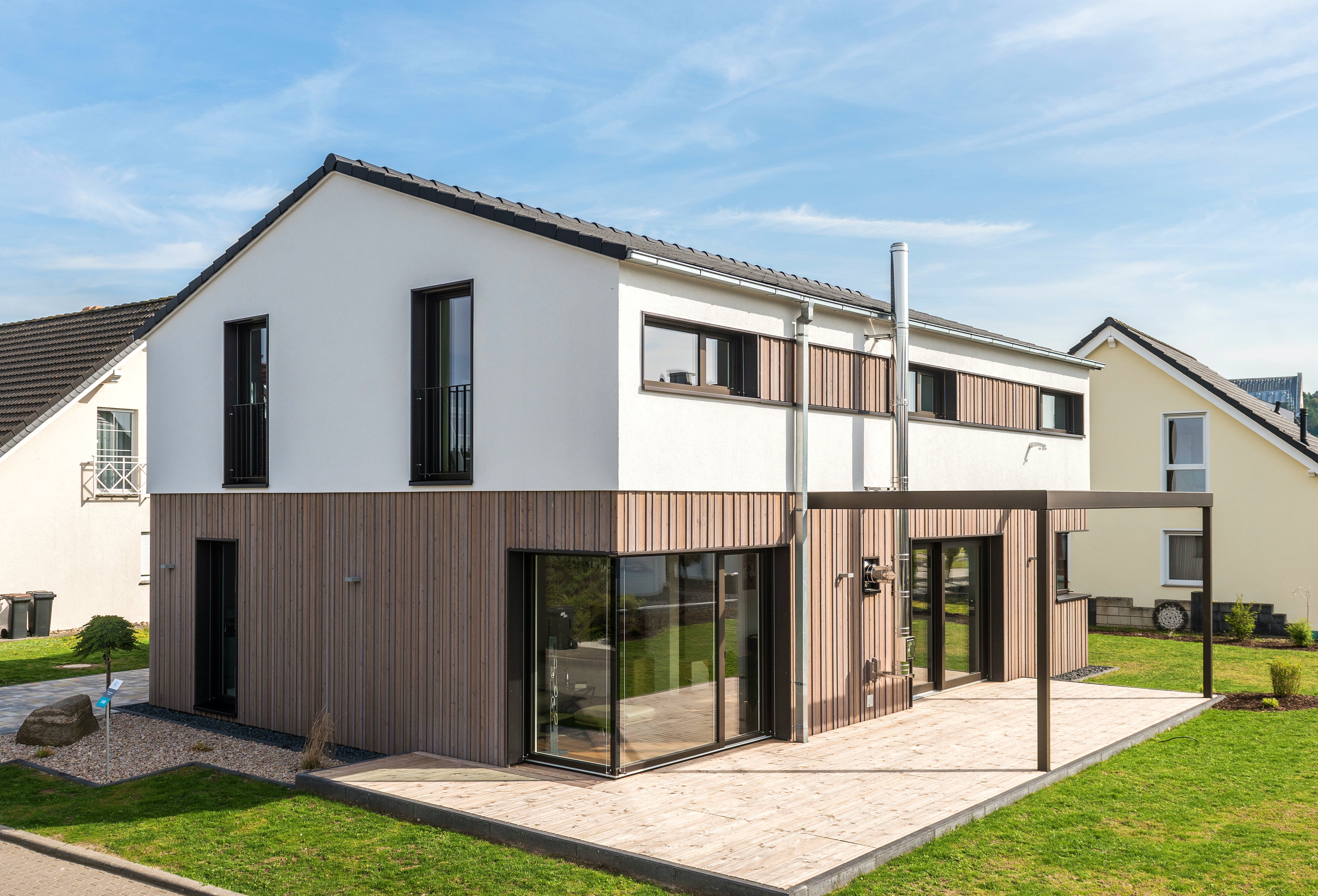 Blockhaus D183 MH Mülheim-Kärlich von Frammelsberger R. Ingenieur-Holzbau, Satteldach-Klassiker Außenansicht 2