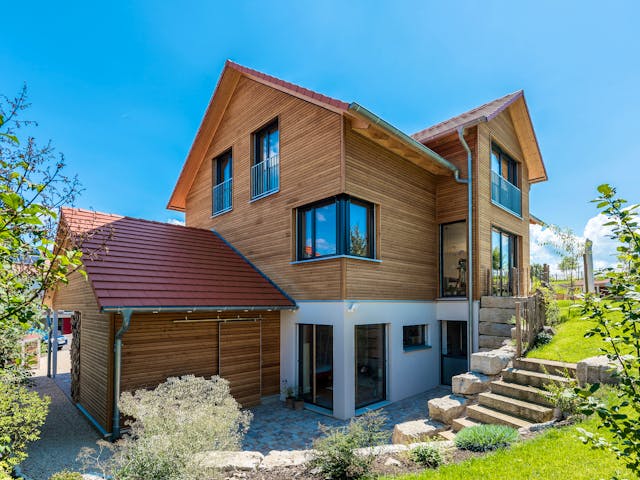 Blockhaus D193-Überlingen von Frammelsberger R. Ingenieur-Holzbau, Satteldach-Klassiker Außenansicht 2