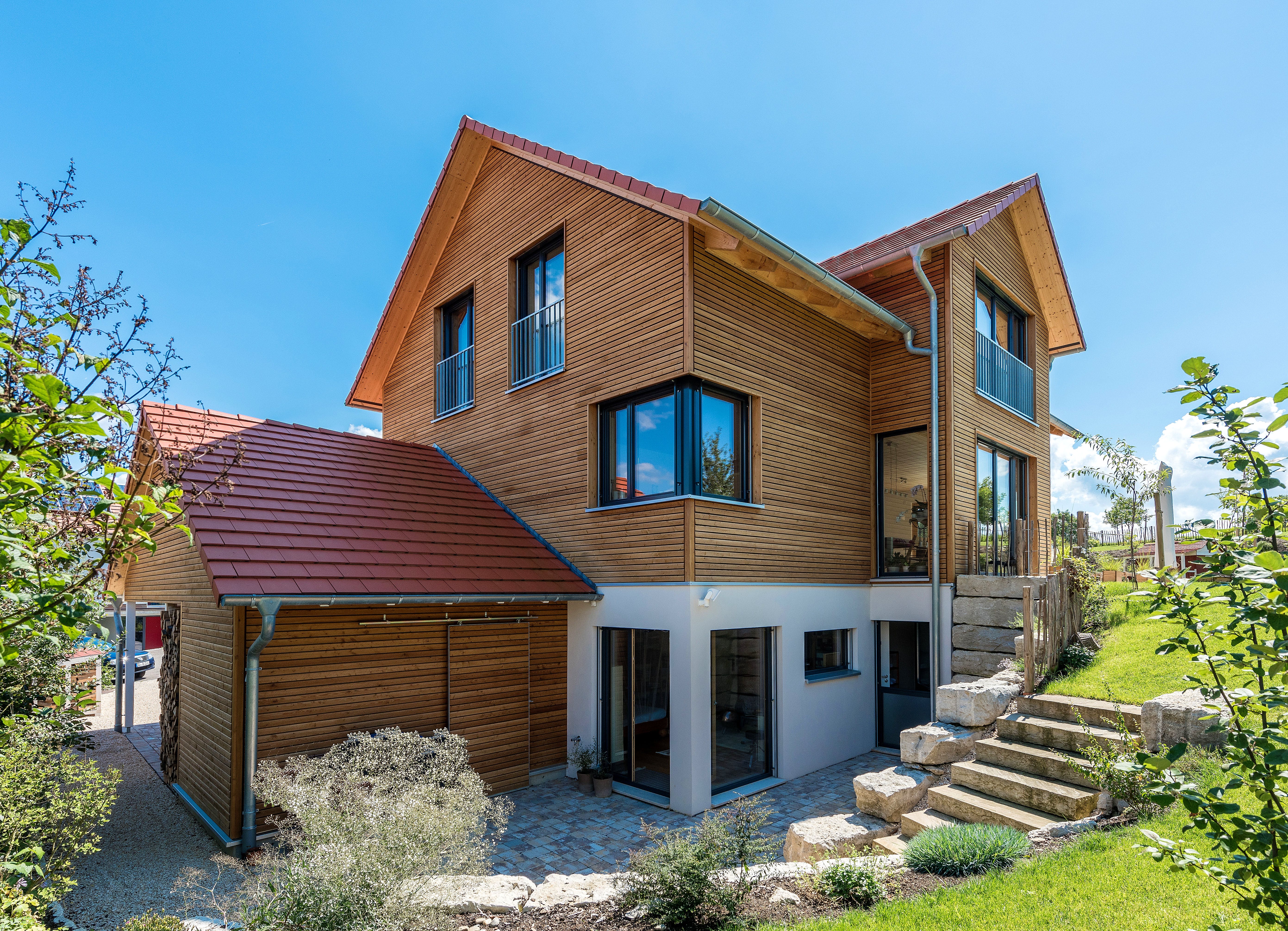 Blockhaus D193-Überlingen von Frammelsberger R. Ingenieur-Holzbau, Satteldach-Klassiker Außenansicht 2
