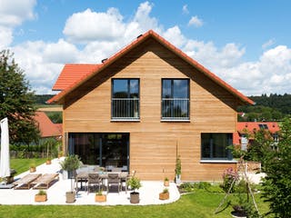 Blockhaus D193-Überlingen von Frammelsberger R. Ingenieur-Holzbau, Satteldach-Klassiker Außenansicht 3
