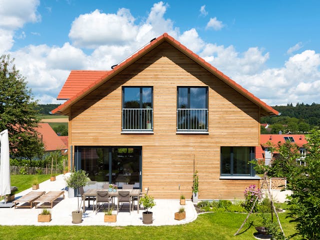 Blockhaus D193-Überlingen von Frammelsberger R. Ingenieur-Holzbau, Satteldach-Klassiker Außenansicht 3