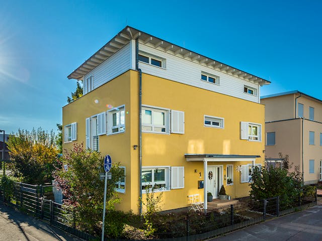 Blockhaus D243 Schmidt von Frammelsberger R. Ingenieur-Holzbau, Cubushaus Außenansicht 2