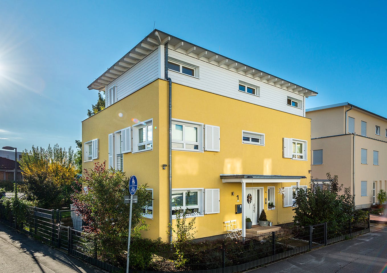 Blockhaus D243 Schmidt von Frammelsberger R. Ingenieur-Holzbau, Cubushaus Außenansicht 2