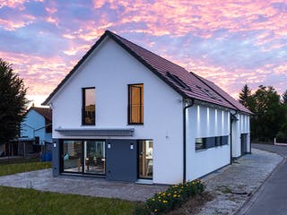 Blockhaus D282 Kocher von Frammelsberger R. Ingenieur-Holzbau, Satteldach-Klassiker Außenansicht 3