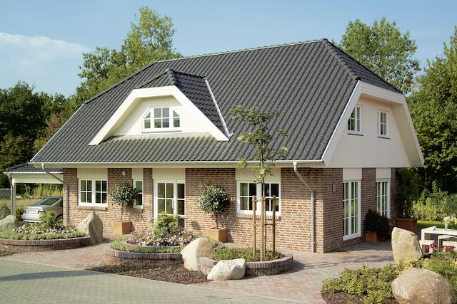 Haus mit Krüppelwalmdach und Dachgaube
