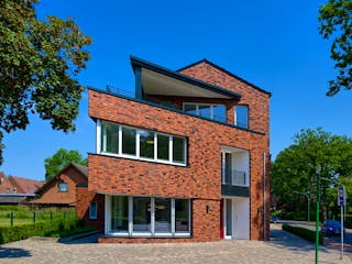 Massivhaus Mehrfamilienhaus mit Arztpraxis von planen + bauen, Satteldach-Klassiker Außenansicht 3
