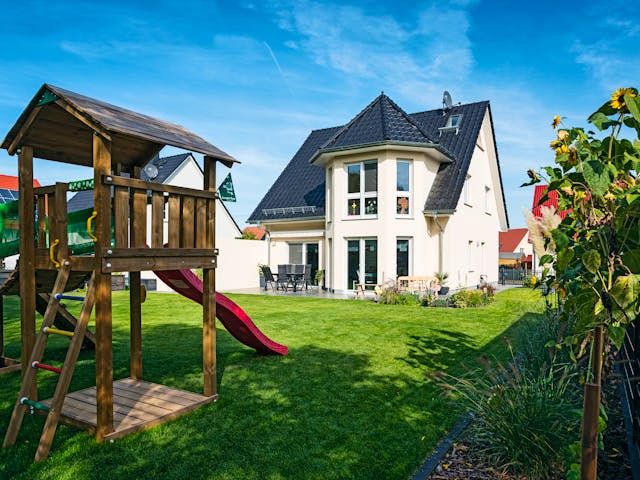 Massivhaus Turmhaus 152 von ROTH MASSIVHAUS Schlüsselfertig ab 379000€, Satteldach-Klassiker Außenansicht 1