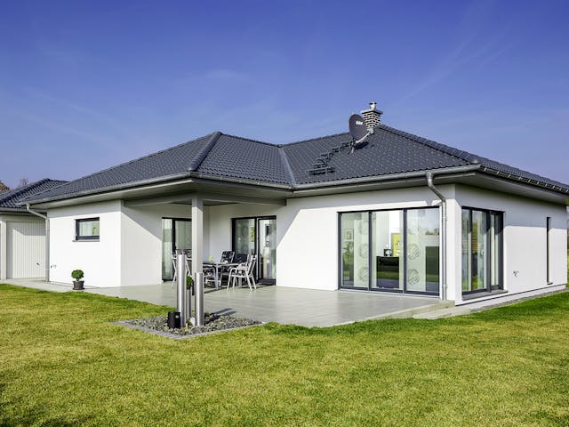 Fertighaus Bungalow Walmdach 130 von LUXHAUS, Bungalow Außenansicht 1