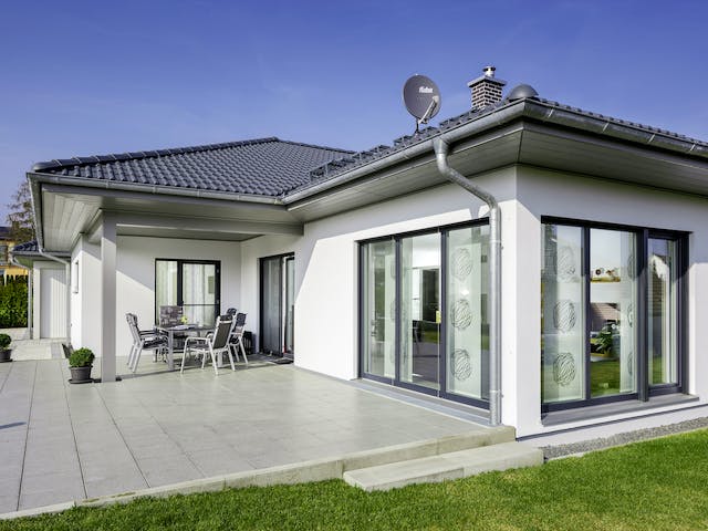 Fertighaus Bungalow Walmdach 130 von LUXHAUS, Bungalow Außenansicht 3