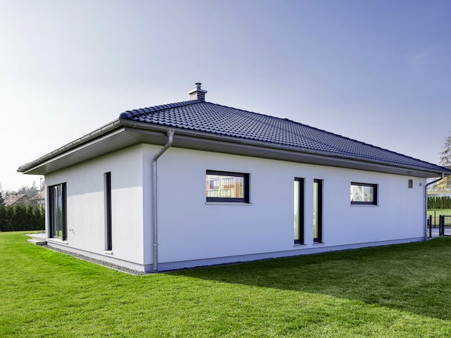 Fertighaus Bungalow Walmdach 130 von LUXHAUS, Bungalow Außenansicht 5