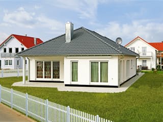 Fertighaus Eckle von Fertighaus WEISS Schlüsselfertig ab 216000€, Bungalow Außenansicht 2