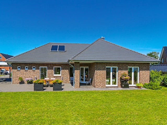 Massivhaus Winkelbungalow 140 von ECO System HAUS Schlüsselfertig ab 306800€, Bungalow Außenansicht 1 Massivhaus Winkelbungalow 140 von ECO System HAUS Schlüsselfertig ab 306800€, Bungalow Außenansicht 1