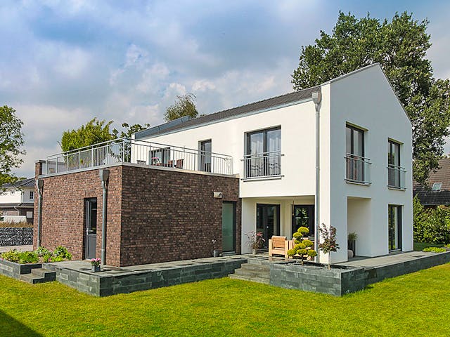 Massivhaus Bauhaus-Modern Classic 140 von ECO System HAUS Schlüsselfertig ab 358000€, Satteldach-Klassiker Außenansicht 1 Massivhaus Bauhaus-Modern Classic 140 von ECO System HAUS Schlüsselfertig ab 358000€, Satteldach-Klassiker Außenansicht 1