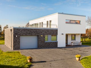 Massivhaus Bauhaus-Modern Classic 180 von ECO System HAUS, Cubushaus Außenansicht 2