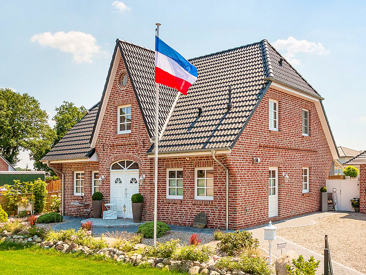 Massivhaus Friesenhaus 160 von ECO System HAUS Schlüsselfertig ab 335800€, Satteldach-Klassiker Außenansicht 1