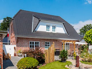 Massivhaus Friesenhaus 160 von ECO System HAUS, Satteldach-Klassiker Außenansicht 2