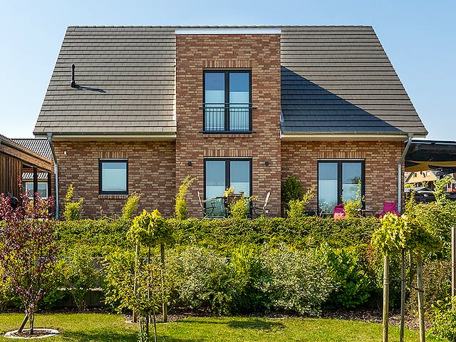 Massivhaus Giebelhaus 170 von ECO System HAUS, Satteldach-Klassiker Außenansicht 3