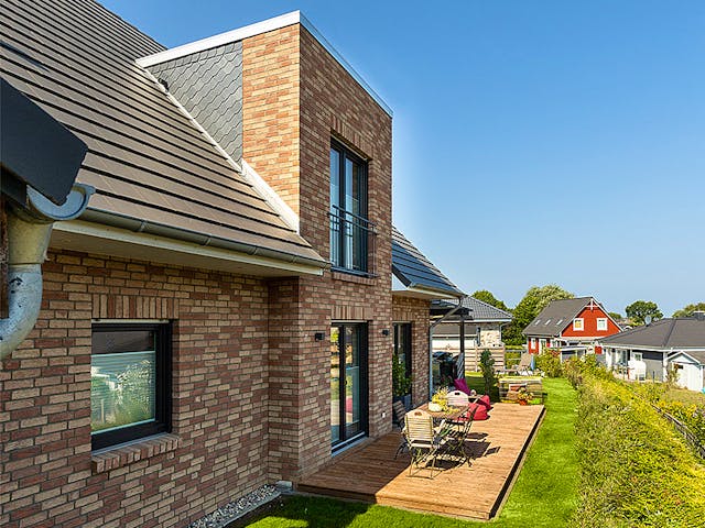 Massivhaus Giebelhaus 170 von ECO System HAUS Schlüsselfertig ab 366000€, Satteldach-Klassiker Außenansicht 4