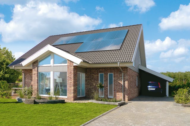 Nordisches Haus mit Solaranlage