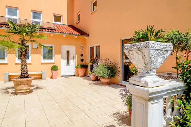 Terracotta Garten mit mediterranen Pflanzen