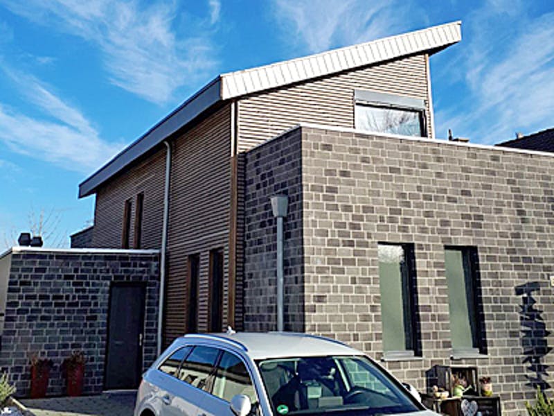 Holzhaus mit Pultdach und Klinkeranbau von Erkens