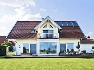 Fertighaus Erlensee von ISARTALER HOLZHAUS Schlüsselfertig ab 356000€, Satteldach-Klassiker Außenansicht 1