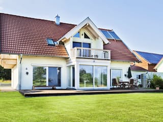 Fertighaus Erlensee von ISARTALER HOLZHAUS Schlüsselfertig ab 356000€, Satteldach-Klassiker Außenansicht 2