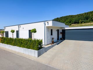 Fertighaus Bungalow Flachdach 116 von LUXHAUS Schlüsselfertig ab 470000€, Bungalow Außenansicht 2
