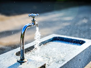 Wasserhahn mit Waschbecken Wasserhahn mit Waschbecken