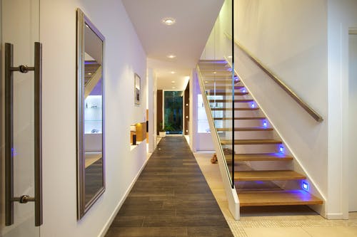 Halbgestemmte Treppe mit LEDs