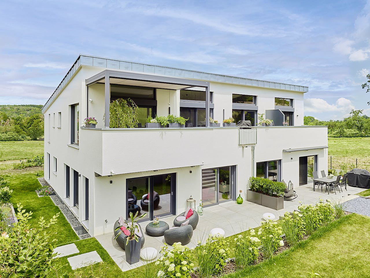 Fertighaus Dreifamilienhaus Chmel von Fertighaus WEISS - Mehrfamilienhäuser, Pultdachhaus Außenansicht 1