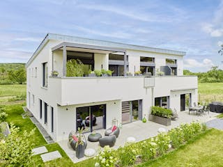 Fertighaus Dreifamilienhaus Chmel von Fertighaus WEISS - Mehrfamilienhäuser, Pultdachhaus Außenansicht 1