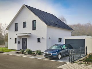 Fertighaus Haus Dahms von Fertighaus WEISS Schlüsselfertig ab 421598€, Satteldach-Klassiker Außenansicht 2
